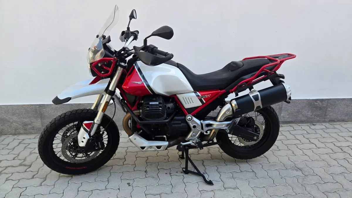 Moto Guzzi V85 TT Evocative Graphics (2019 - 20) (4)