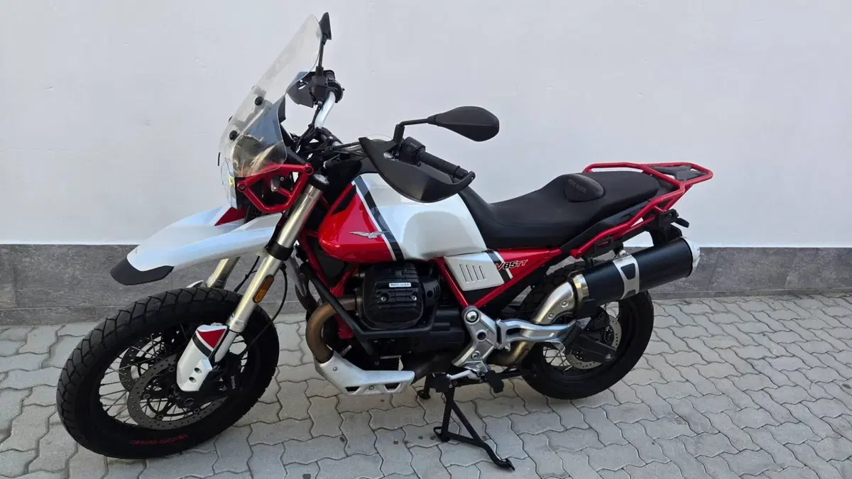 Moto Guzzi V85 TT Evocative Graphics (2019 - 20) (5)