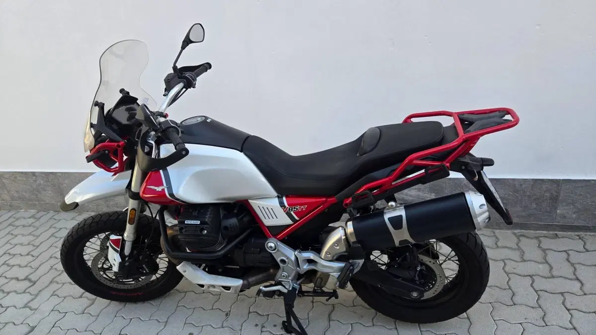 Moto Guzzi V85 TT Evocative Graphics (2019 - 20) (6)