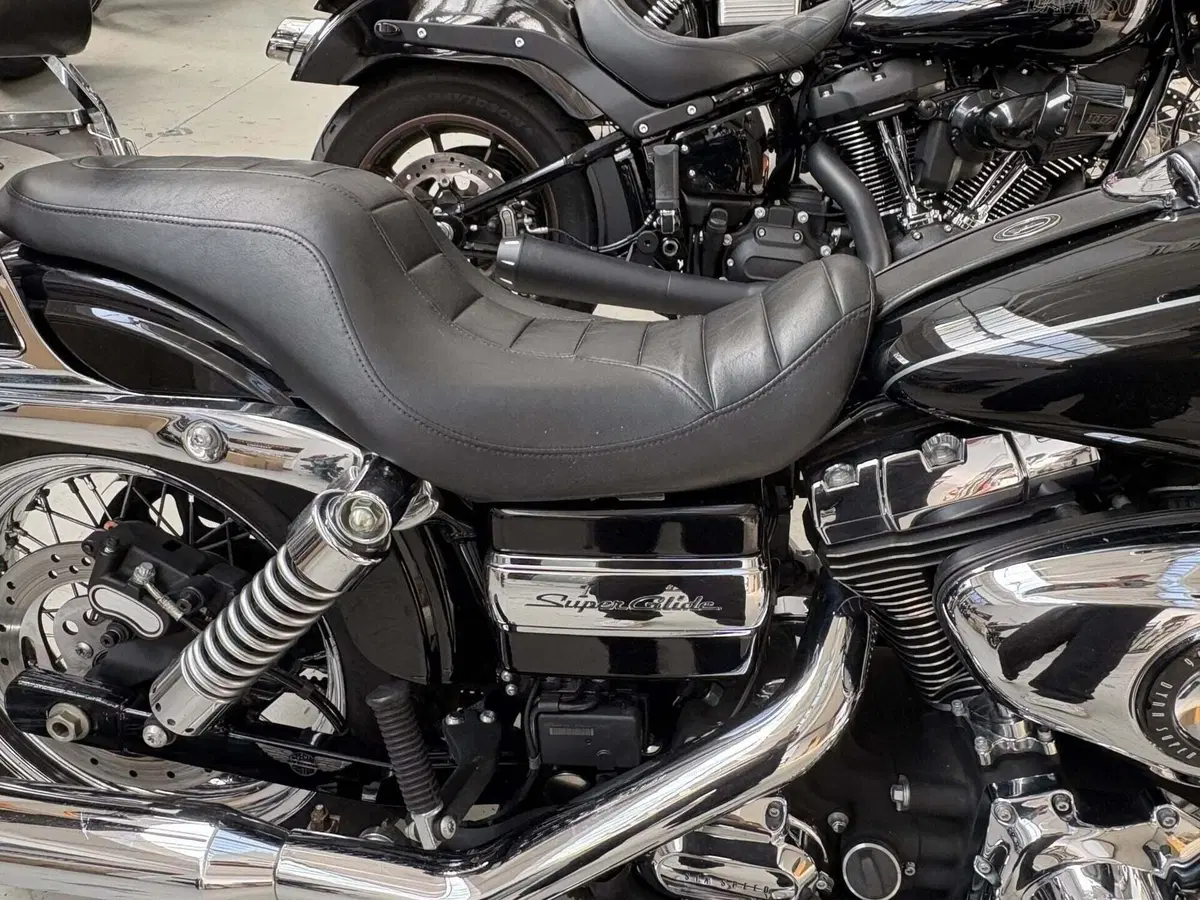 Harley-Davidson 1584 Super Glide Custom (2008 - 13) - FXDC (4)