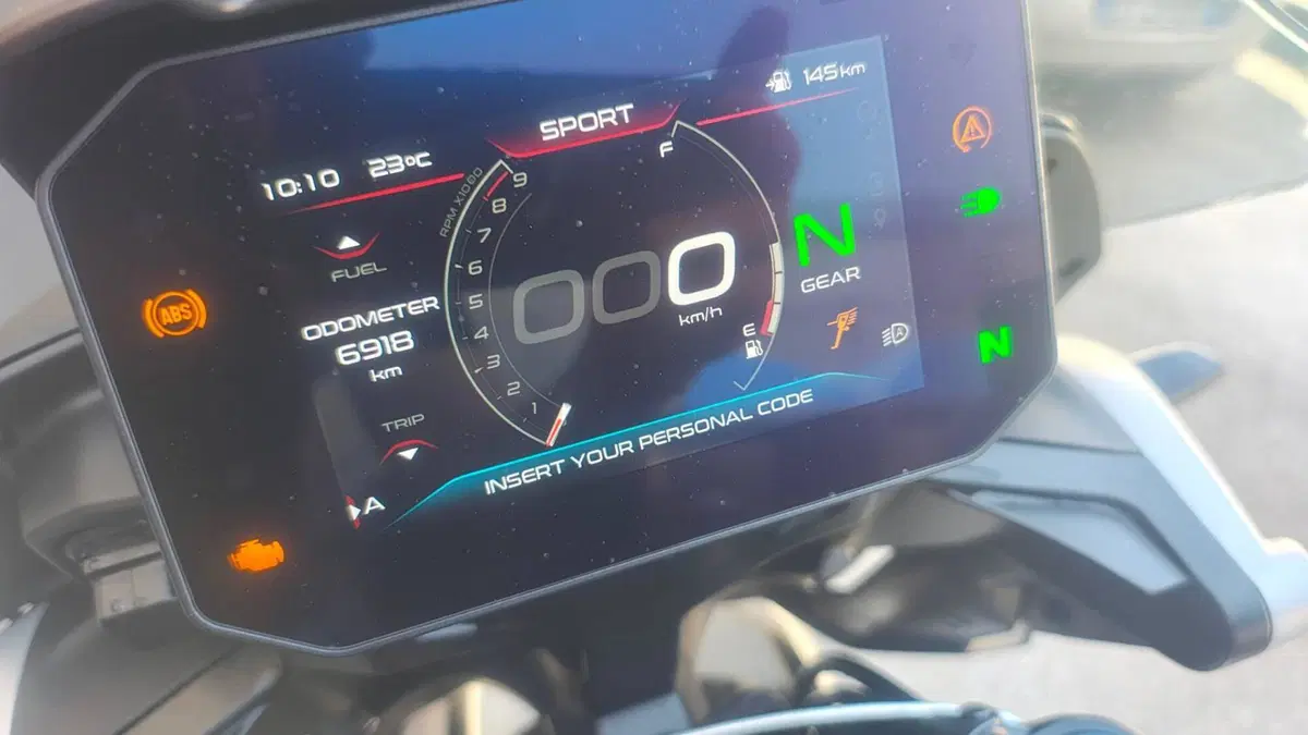 Moto Guzzi V85 Strada (2024 - 26) (6)