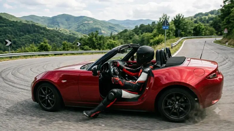Moto e auto: che cosa accende davvero la passione per la guida? Ditecelo voi! [SONDAGGIO]