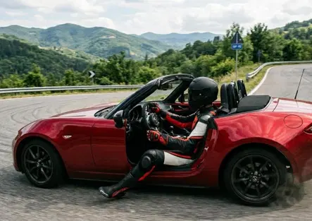 Moto e auto: che cosa accende davvero la passione per la guida? Ditecelo voi! [SONDAGGIO]