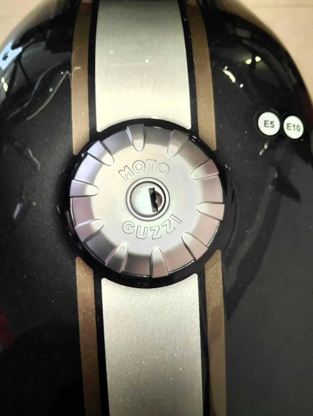 Moto Guzzi V7 III Special (2017 - 20) (9)