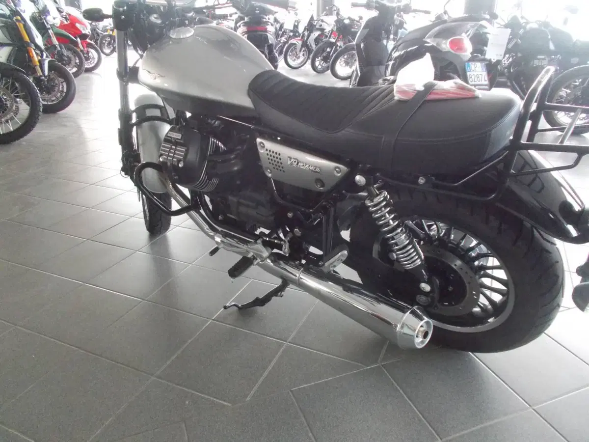 Moto Guzzi V9 Roamer (2021 - 24) (4)