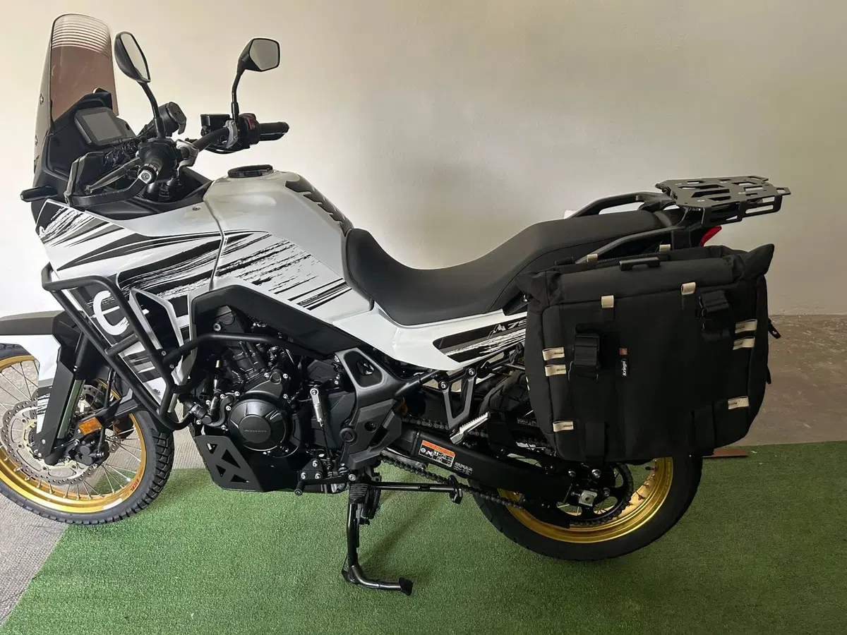 Honda Transalp XL750 (2025)
