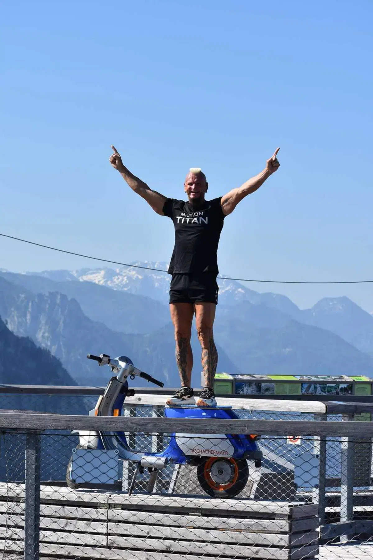 Gunter Schachermayr porta la Vespa PK in spalla sulla torre del Salzkammergut