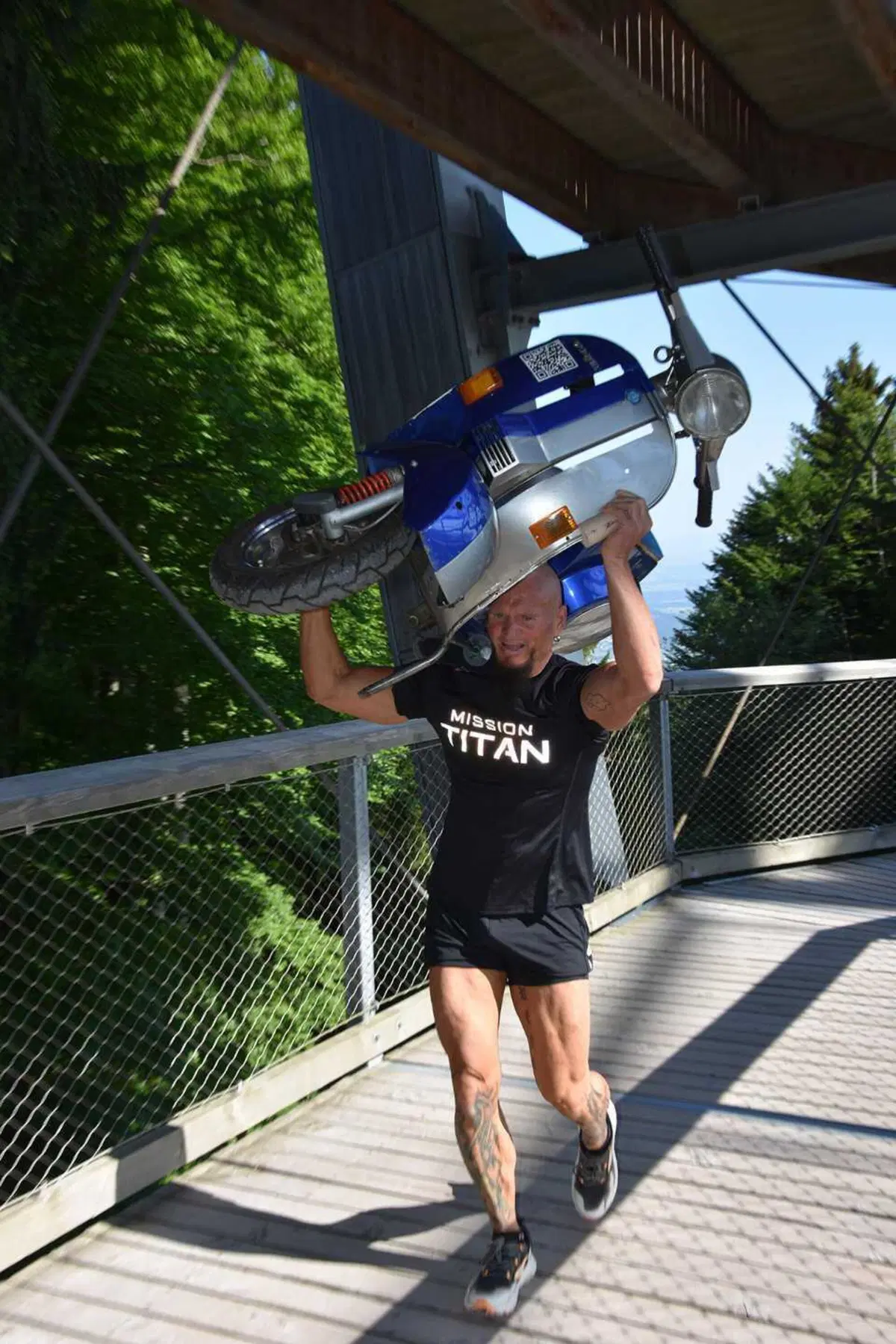 Gunter Schachermayr porta la Vespa PK in spalla sulla torre del Salzkammergut (5)
