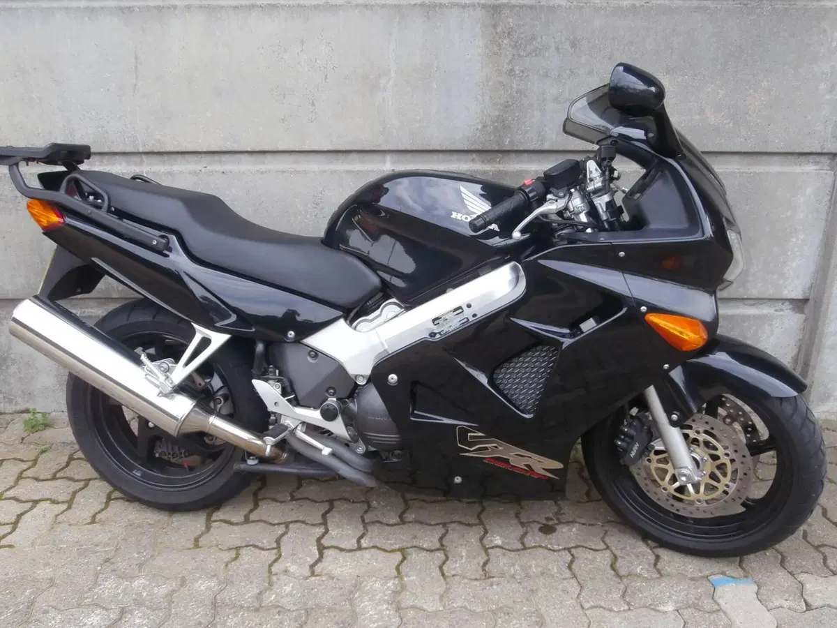 Honda VFR 800 (1998 - 01) (3)