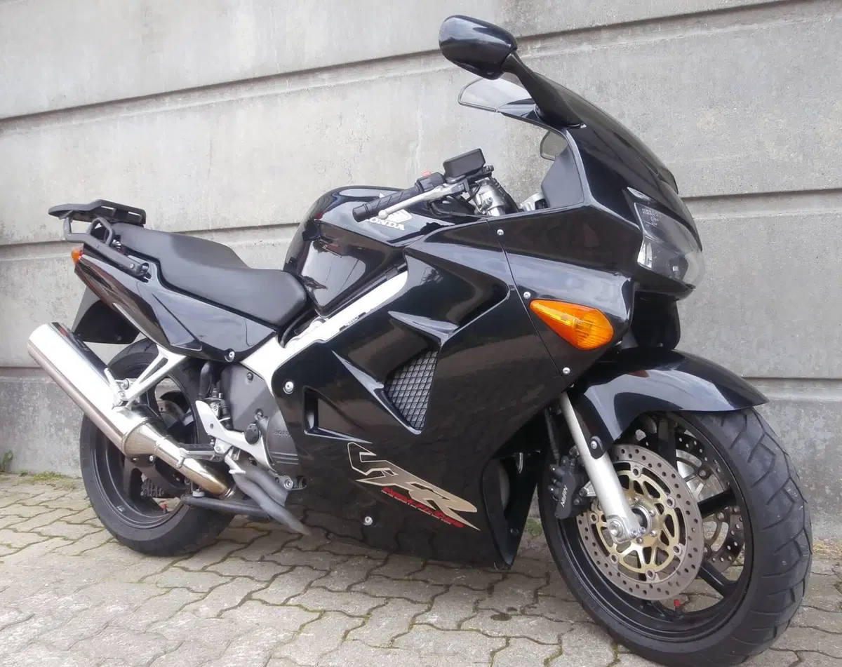 Honda VFR 800 (1998 - 01) (9)