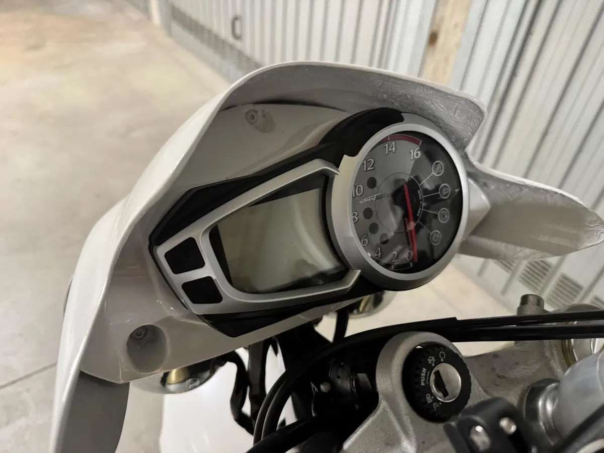 Triumph Street Triple (2007 - 12) (5)