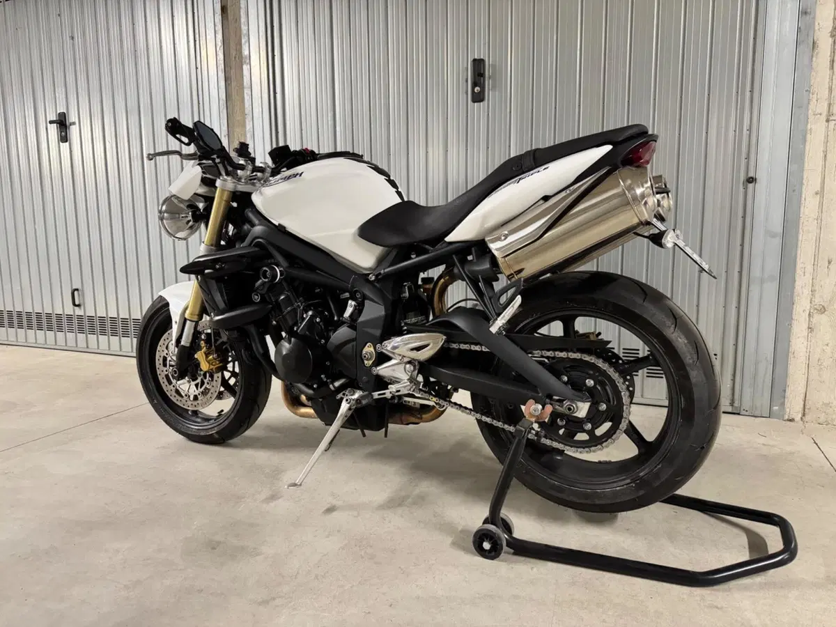 Triumph Street Triple (2007 - 12) (7)