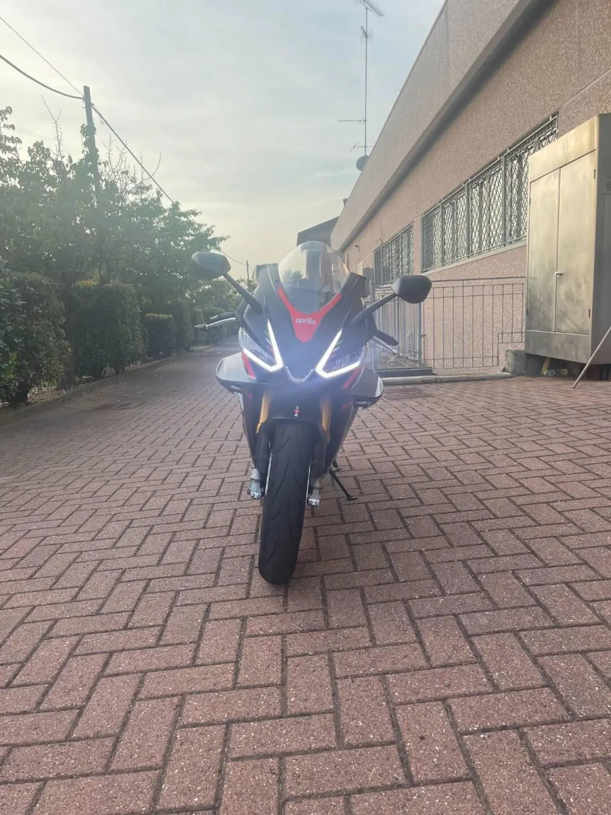 Aprilia RSV4 1100 Factory (2021 - 24) (2)