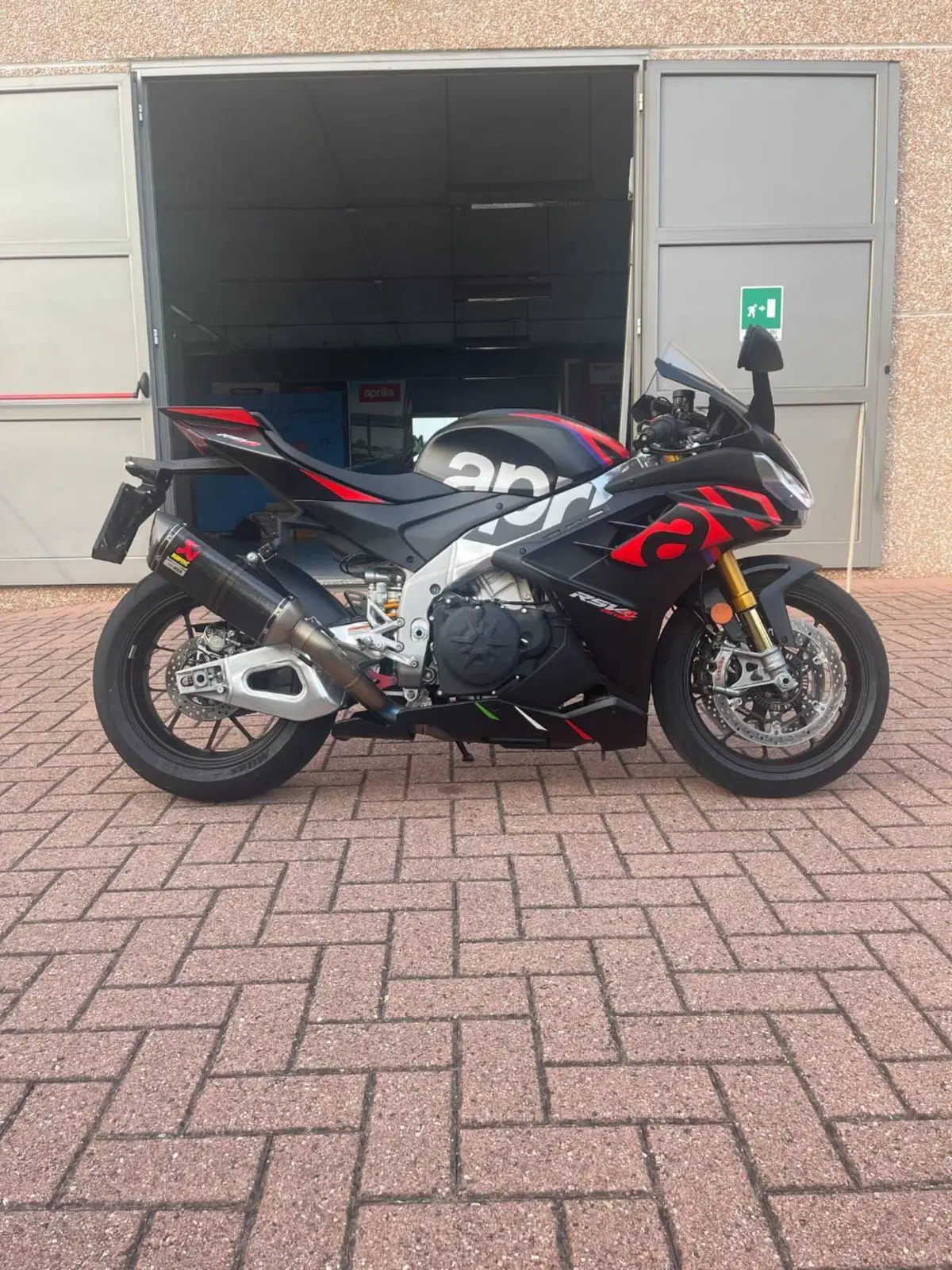 Aprilia RSV4 1100 Factory (2021 - 24) (3)