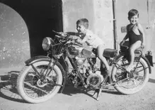 Le Moto Guzzi con il “cambio a mano”. Che storia è questa?
