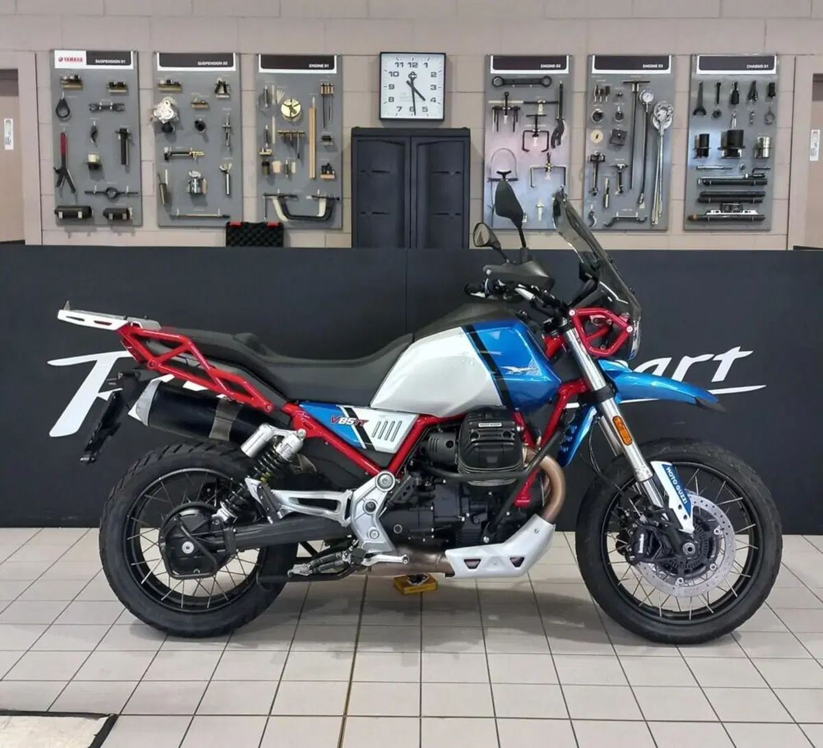 Moto Guzzi V85 TT Evocative Graphics (2021 - 23)