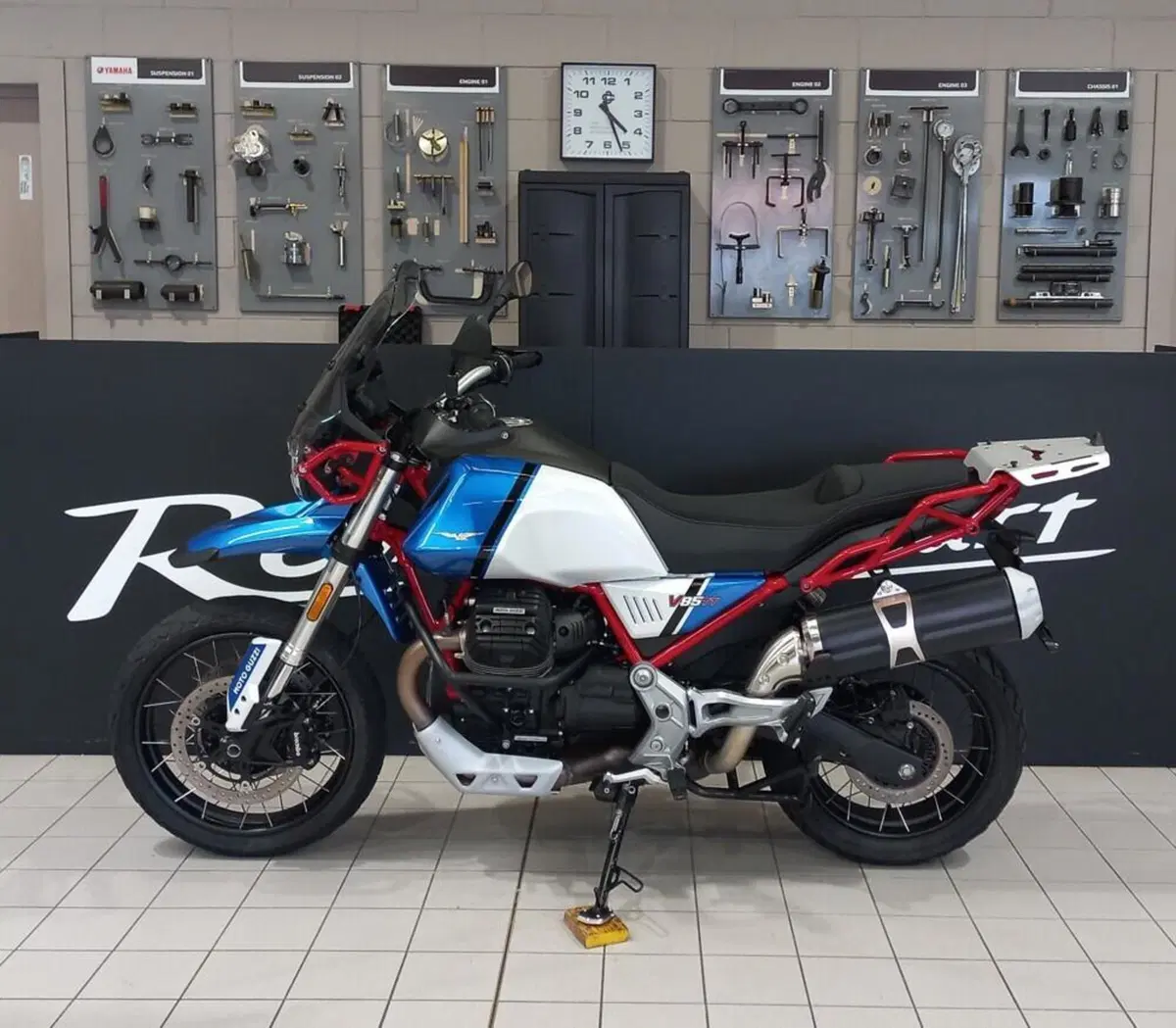 Moto Guzzi V85 TT Evocative Graphics (2021 - 23) (2)
