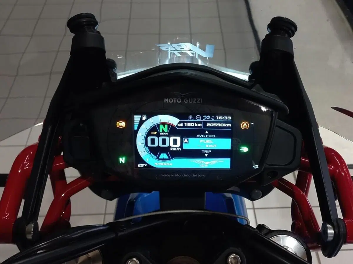 Moto Guzzi V85 TT Evocative Graphics (2021 - 23) (4)