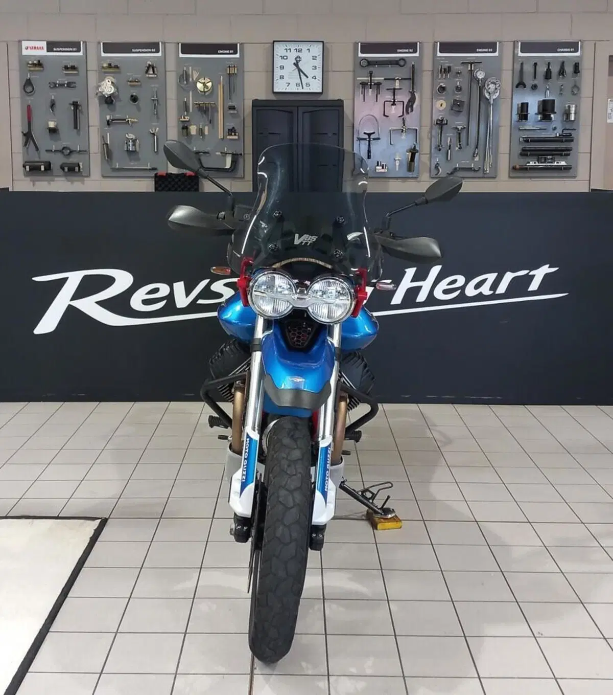 Moto Guzzi V85 TT Evocative Graphics (2021 - 23) (3)