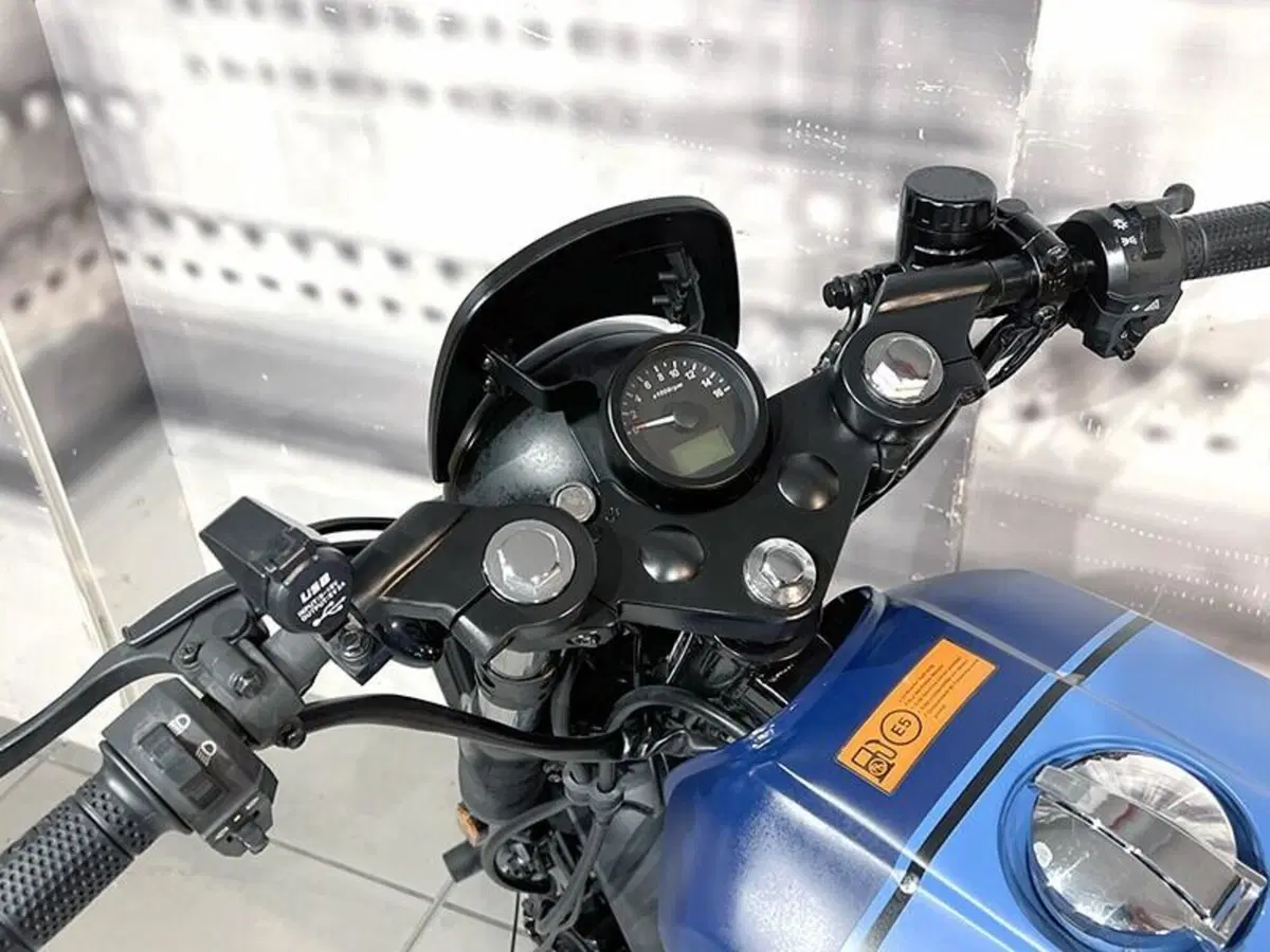 Brixton Motorcycles Rayburn 125 (2021 - 26) (6)