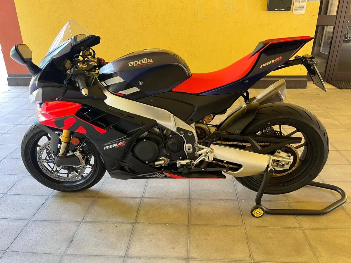 Aprilia RSV4 1100 Factory (2021 - 24) (2)
