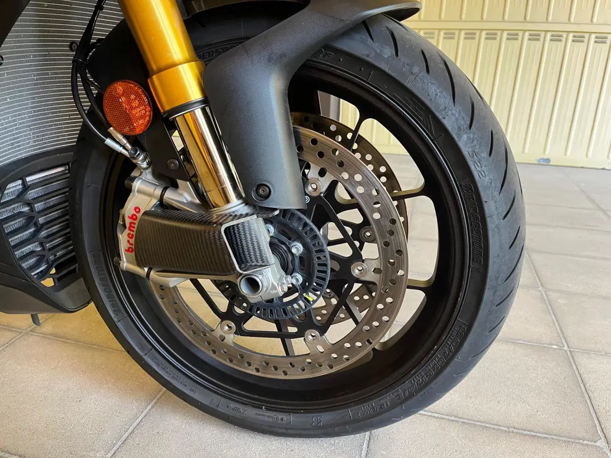 Aprilia RSV4 1100 Factory (2021 - 24) (4)