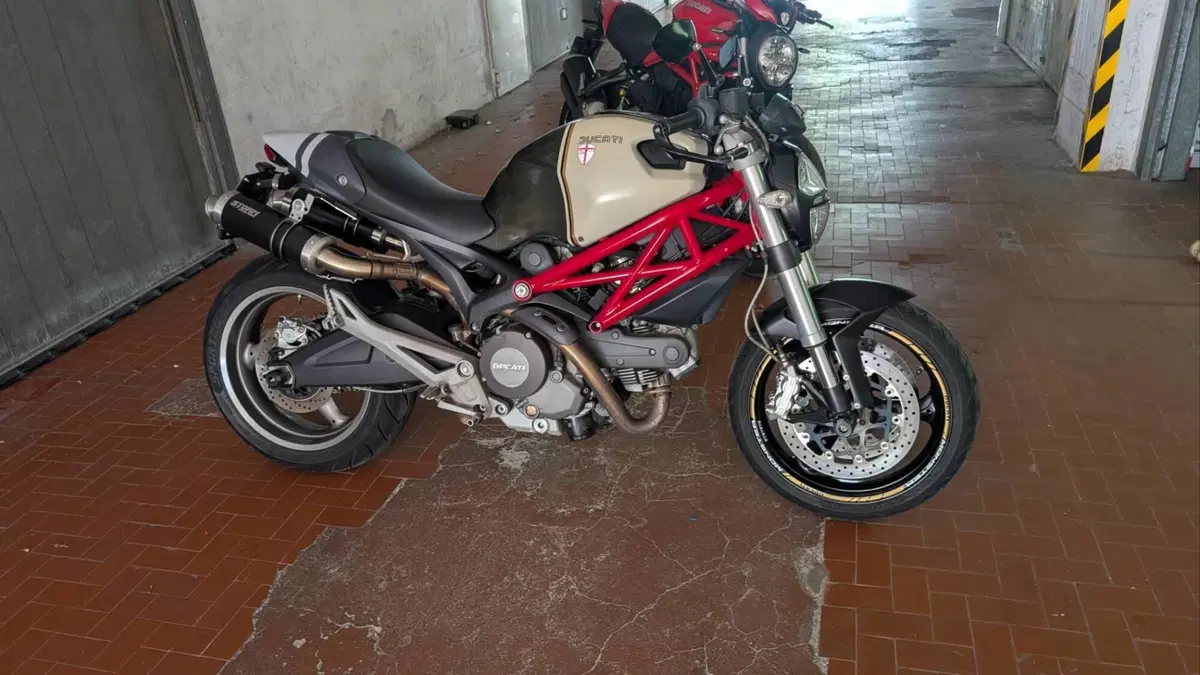Ducati Monster 696 Plus (2007 - 14) (6)