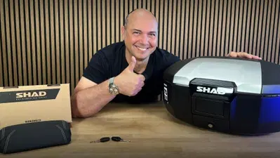 Recensito SHAD SH51: il top case da 51 litri per viaggi senza compromessi [VIDEO]