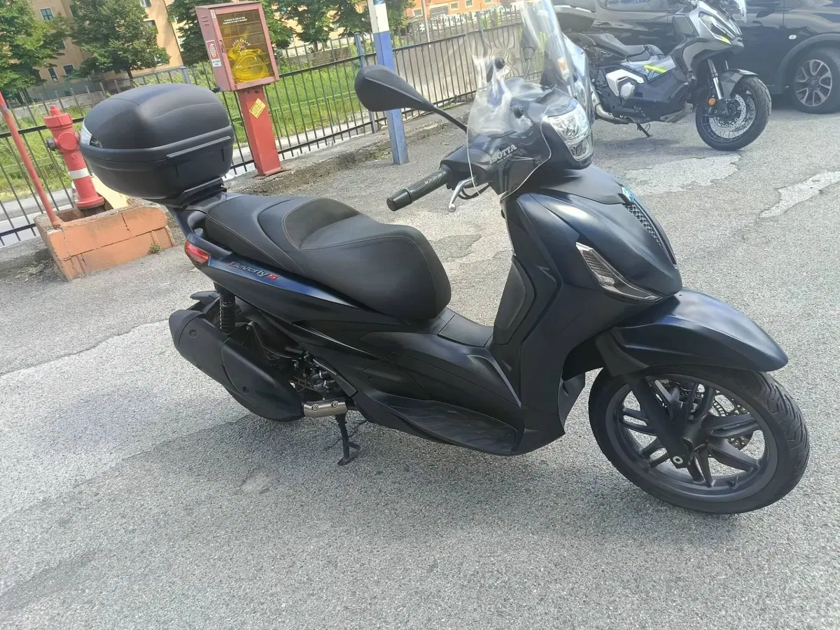 Piaggio Beverly 300 S ABS-ASR (2021 - 25) (2)