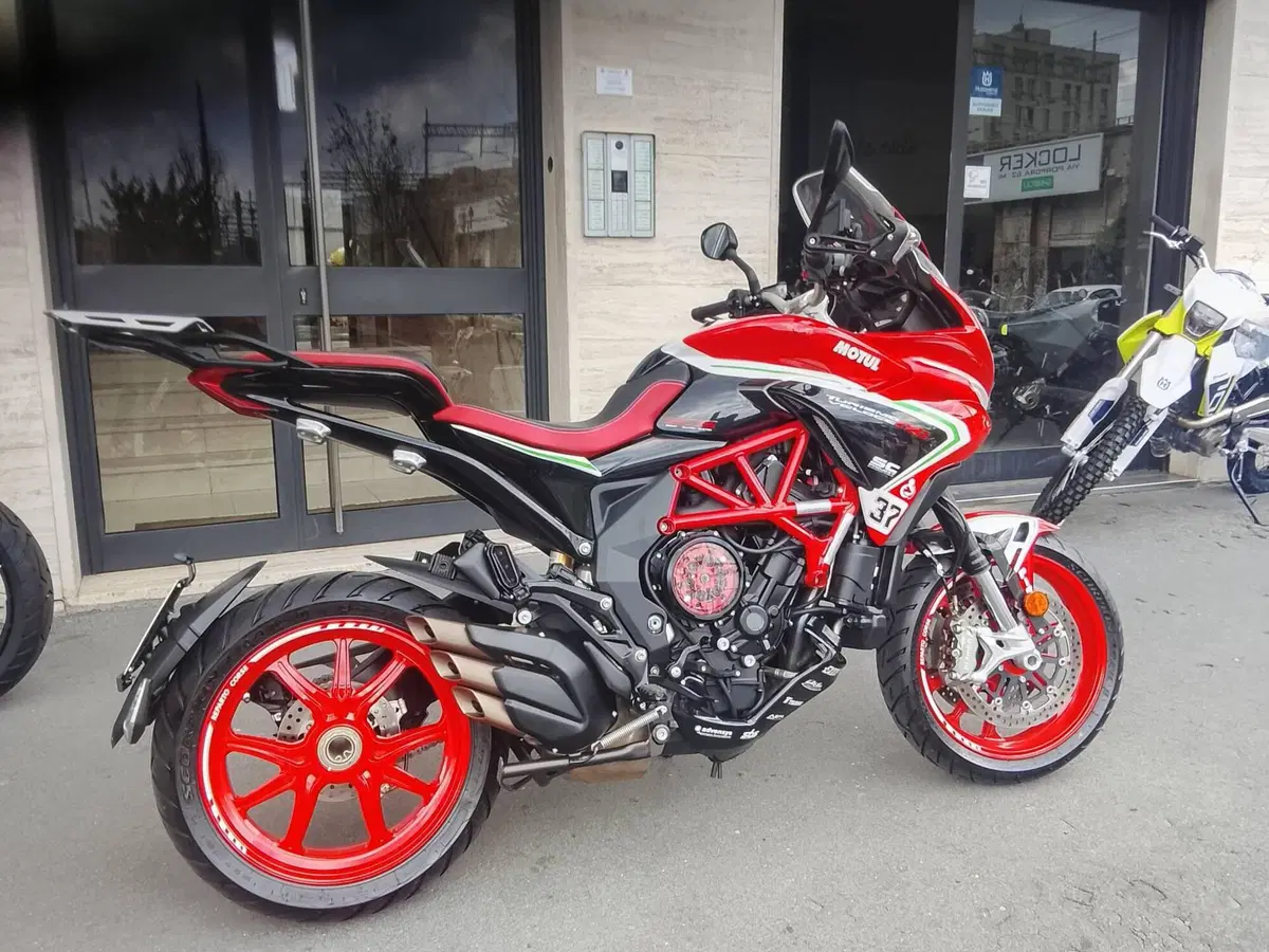 MV Agusta Turismo Veloce 800 RC SCS (2017 - 20) (2)