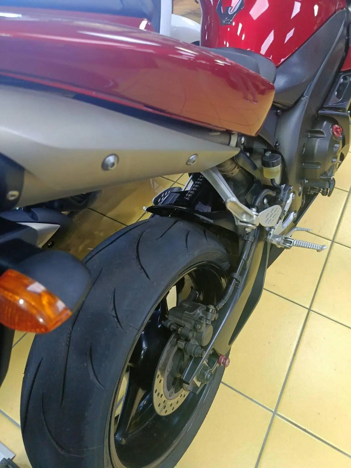 Yamaha YZF R1 (2004 - 05) (5)