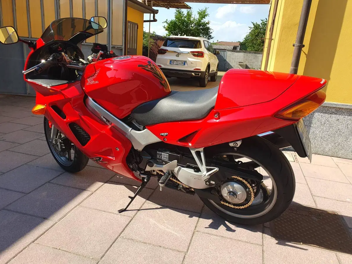 Honda VFR 800 (1998 - 01) (3)