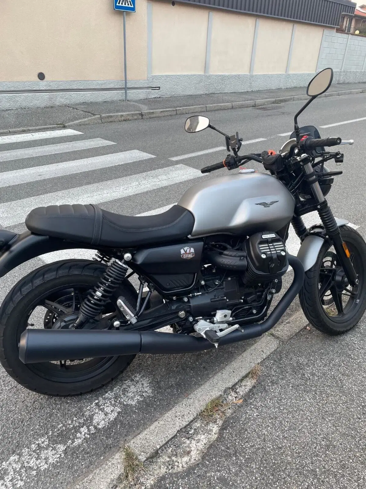 Moto Guzzi V7 Stone (2021 - 24)