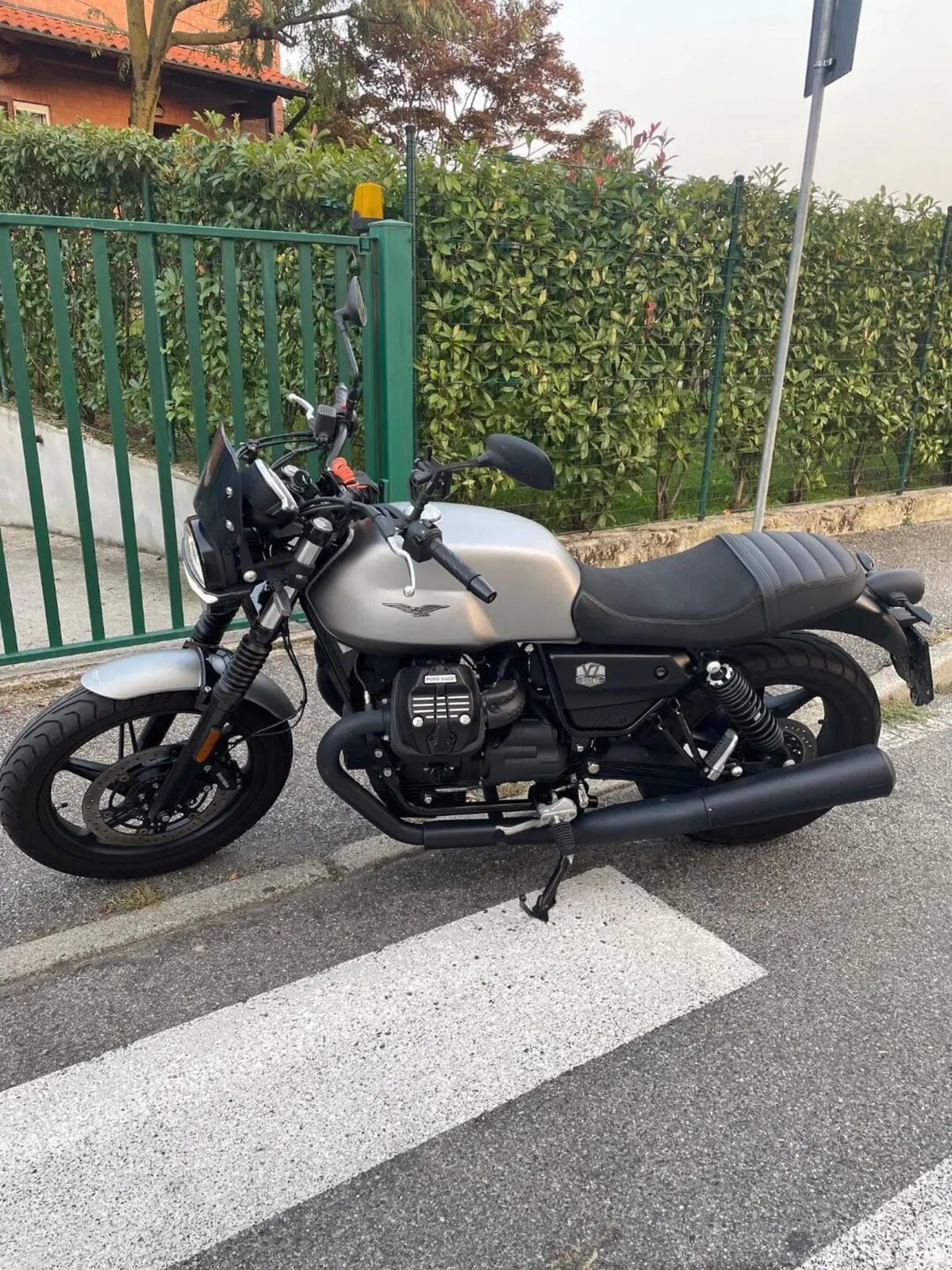 Moto Guzzi V7 Stone (2021 - 24) (2)