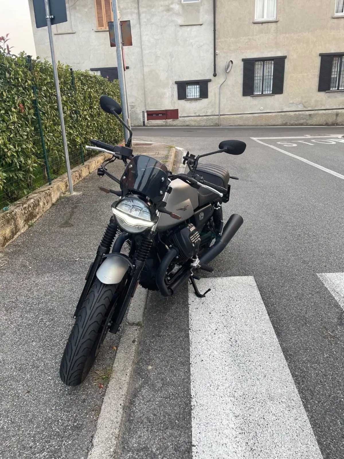Moto Guzzi V7 Stone (2021 - 24) (3)