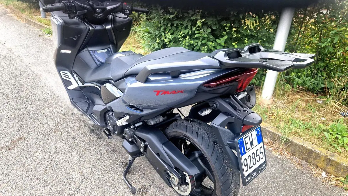 Yamaha T-Max 560 Tech Max (2021) (2)
