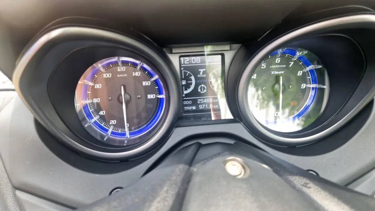 Yamaha T-Max 560 Tech Max (2021) (14)
