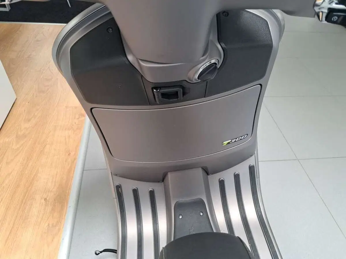 Vespa GTS 300 Supertech Hpe (2021 - 22) (4)
