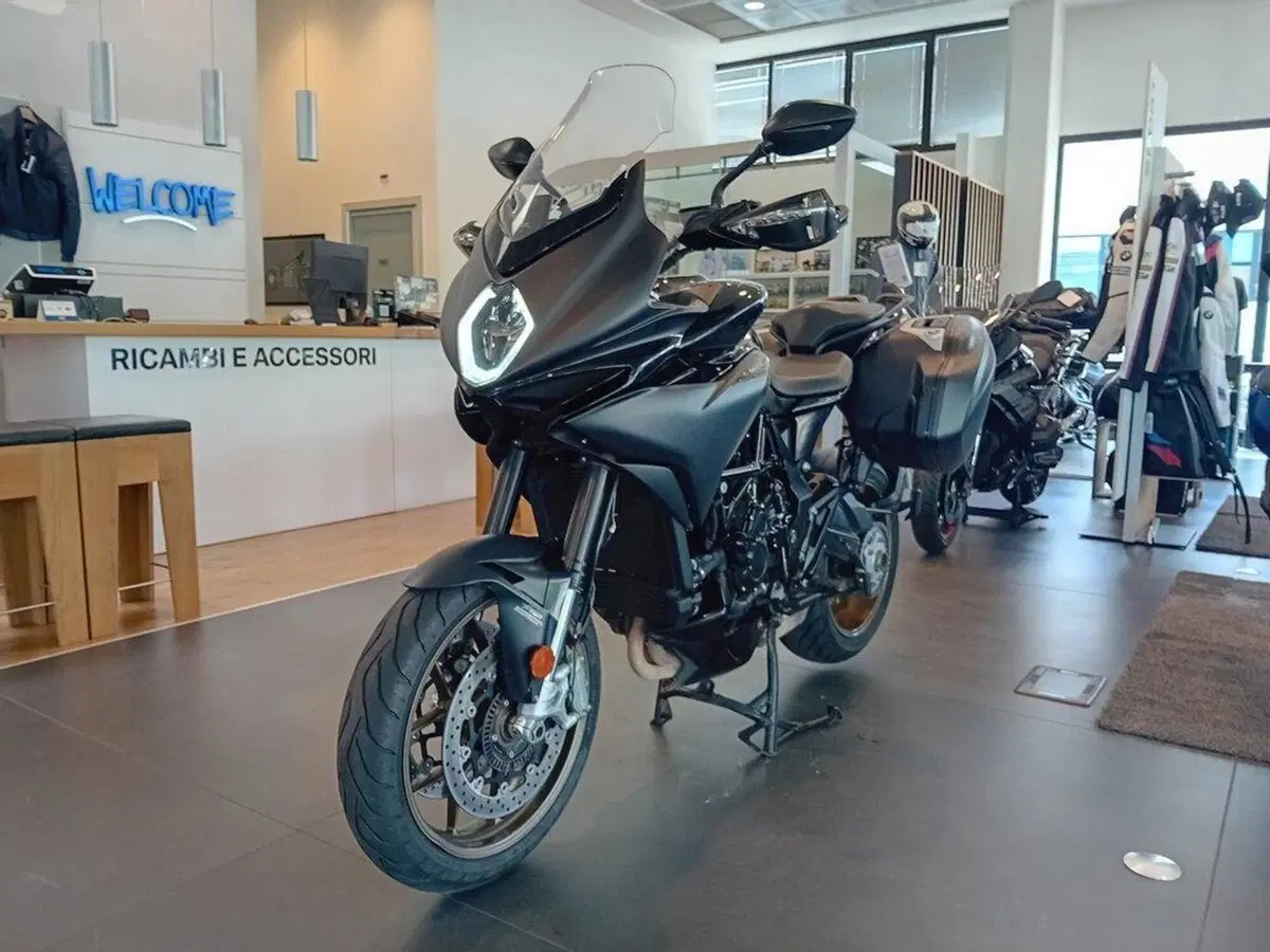 MV Agusta Turismo Veloce 800 Lusso SCS (2021 - 26) (2)