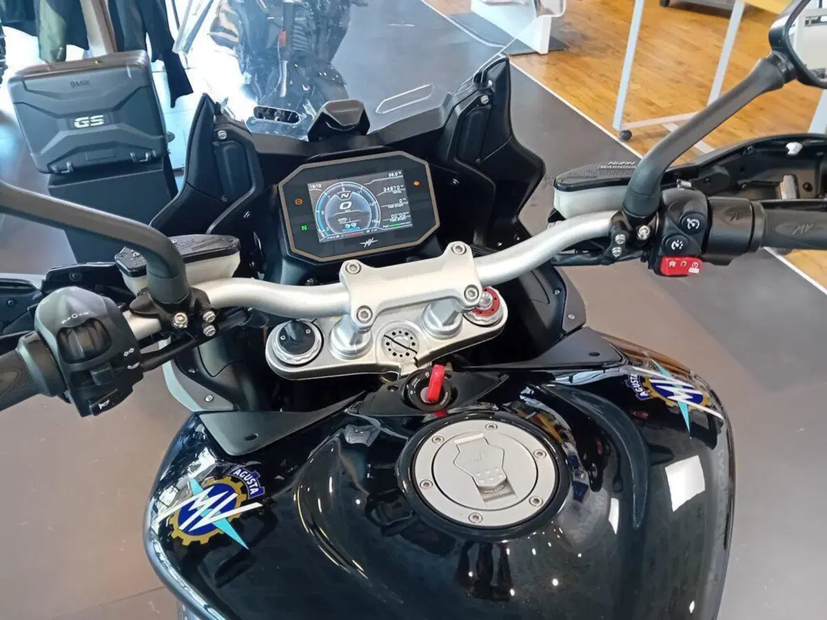 MV Agusta Turismo Veloce 800 Lusso SCS (2021 - 26) (7)