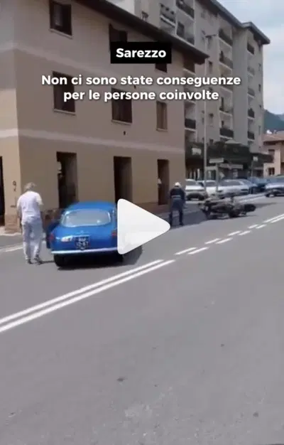 1000 Miglia 2026: scontro tra auto storica e moto della Polizia a Sarezzo [VIDEO]