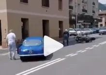 1000 Miglia 2026: scontro tra auto storica e moto della Polizia a Sarezzo [VIDEO]