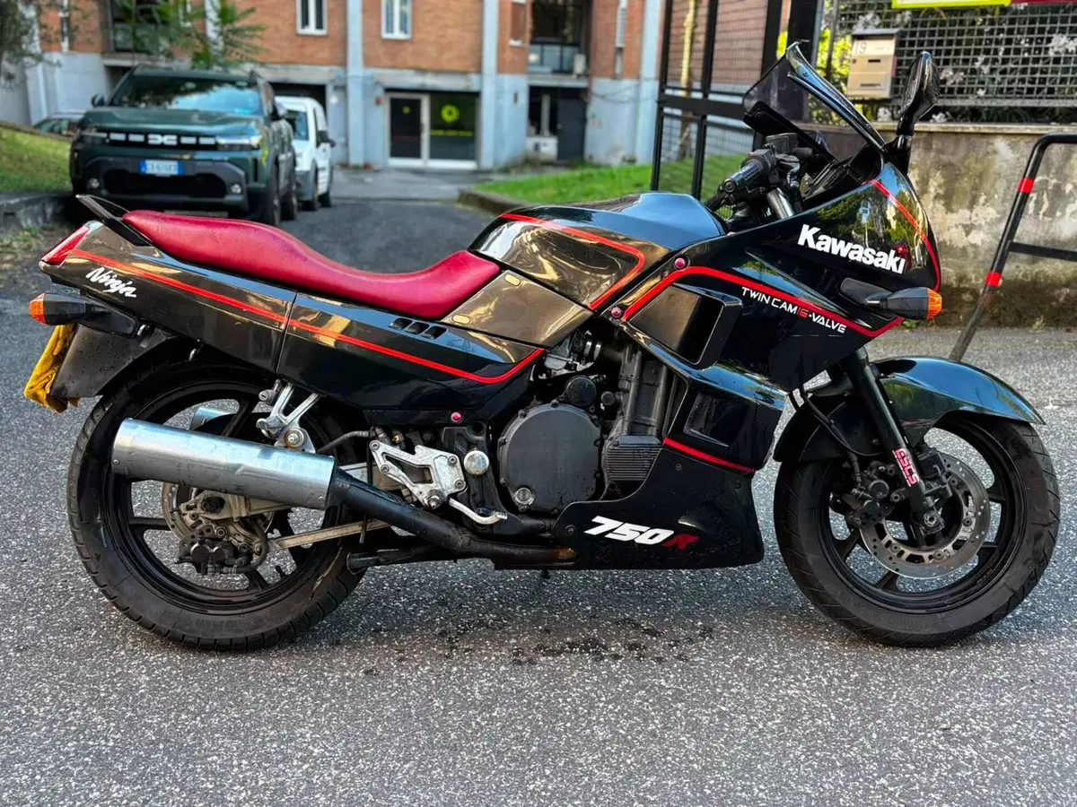 Kawasaki GPX 750 R (4)