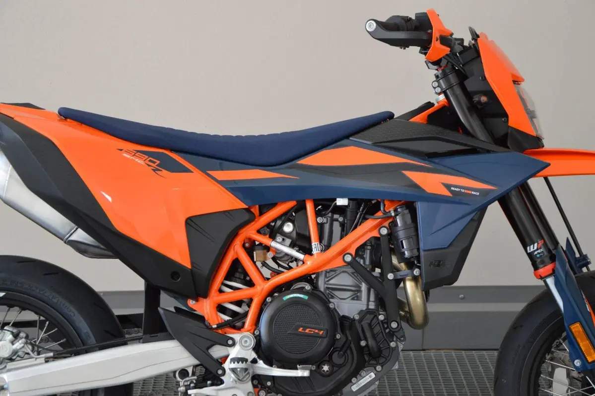 KTM 690 SMC R (2026) (2)
