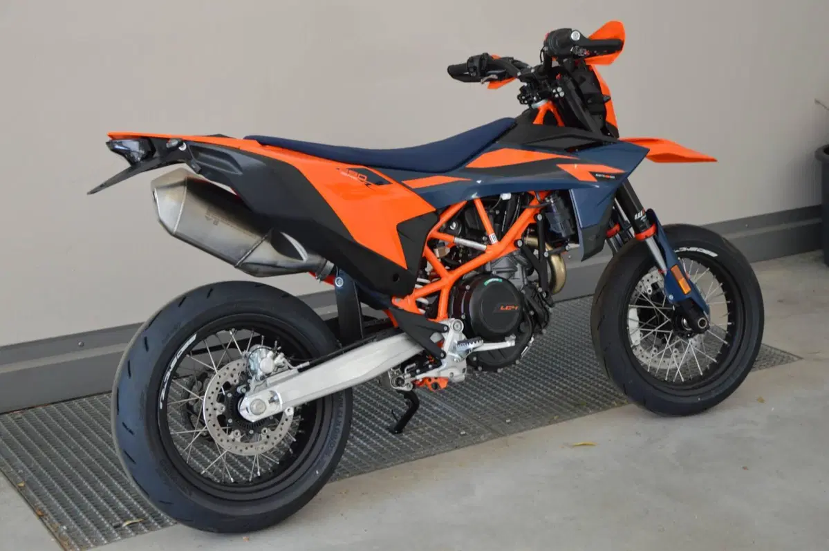 KTM 690 SMC R (2026) (3)