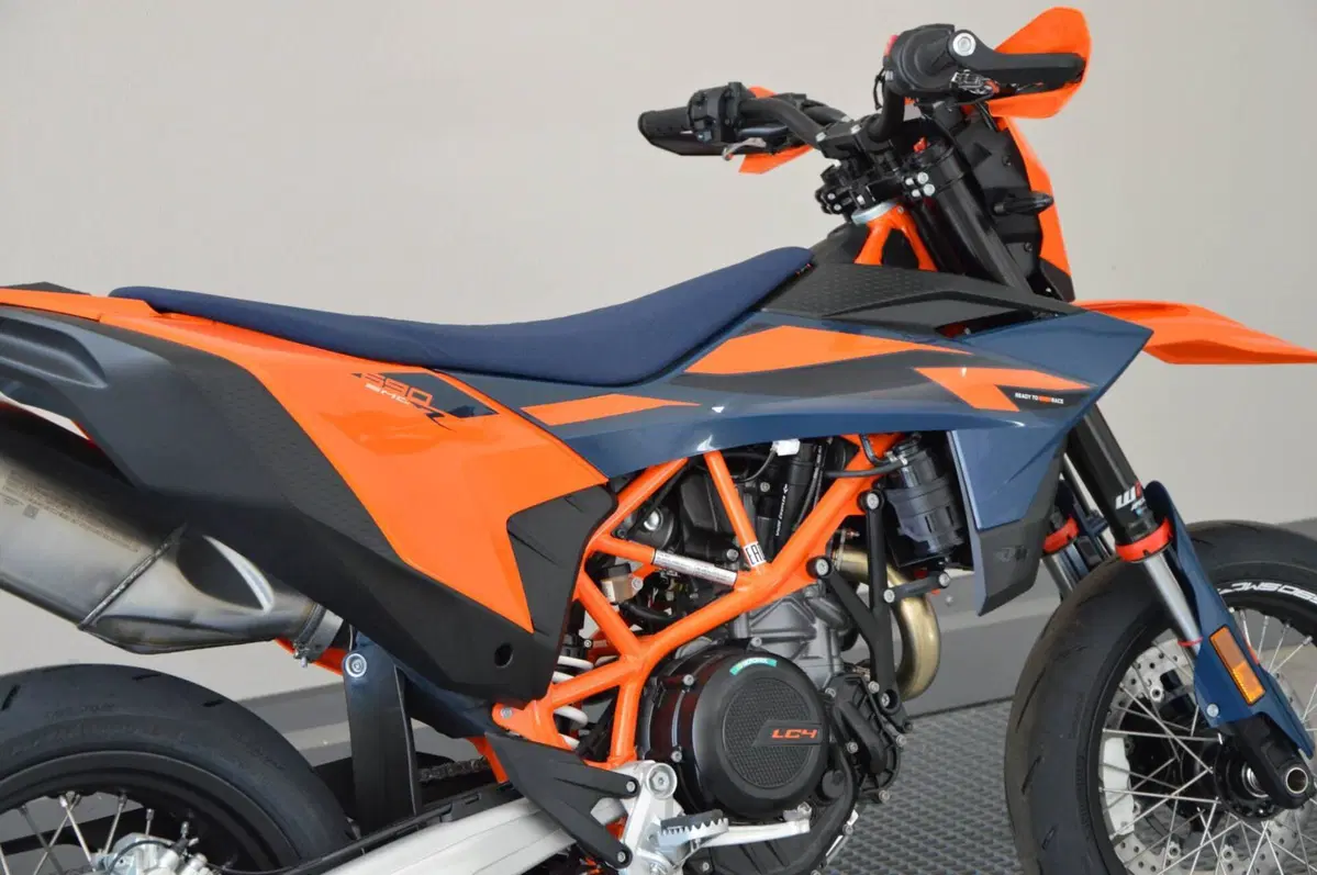 KTM 690 SMC R (2026) (4)