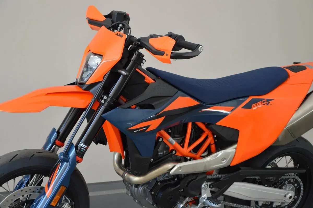 KTM 690 SMC R (2026) (8)