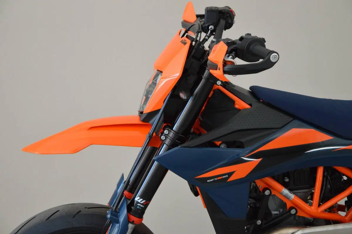 KTM 690 SMC R (2026) (9)