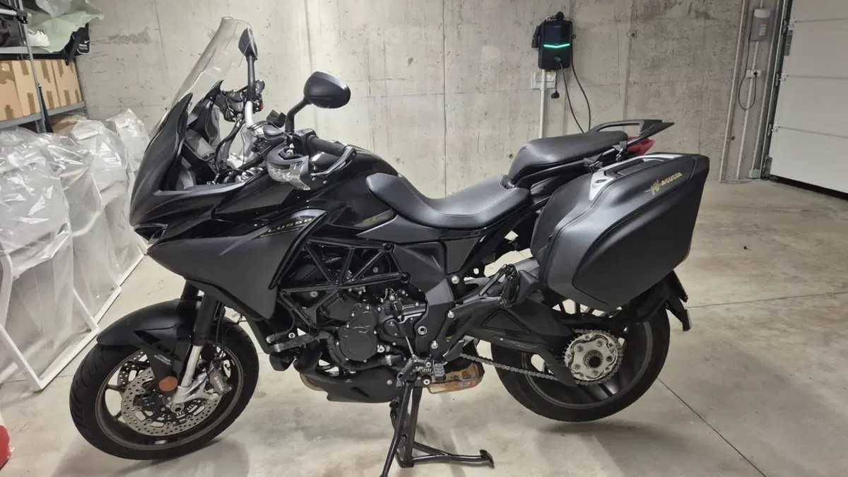 MV Agusta Turismo Veloce 800 Lusso SCS (2021 - 26) (2)