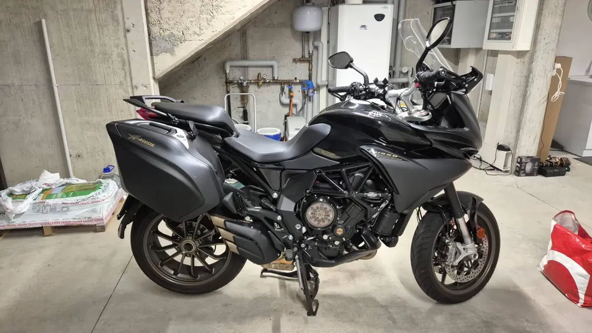 MV Agusta Turismo Veloce 800 Lusso SCS (2021 - 26) (3)